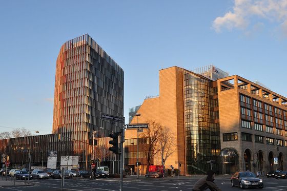 Bürogebäude der KfW-Westarkade mit farbiger Fassade an einer Frankfurter Straßenkreuzung