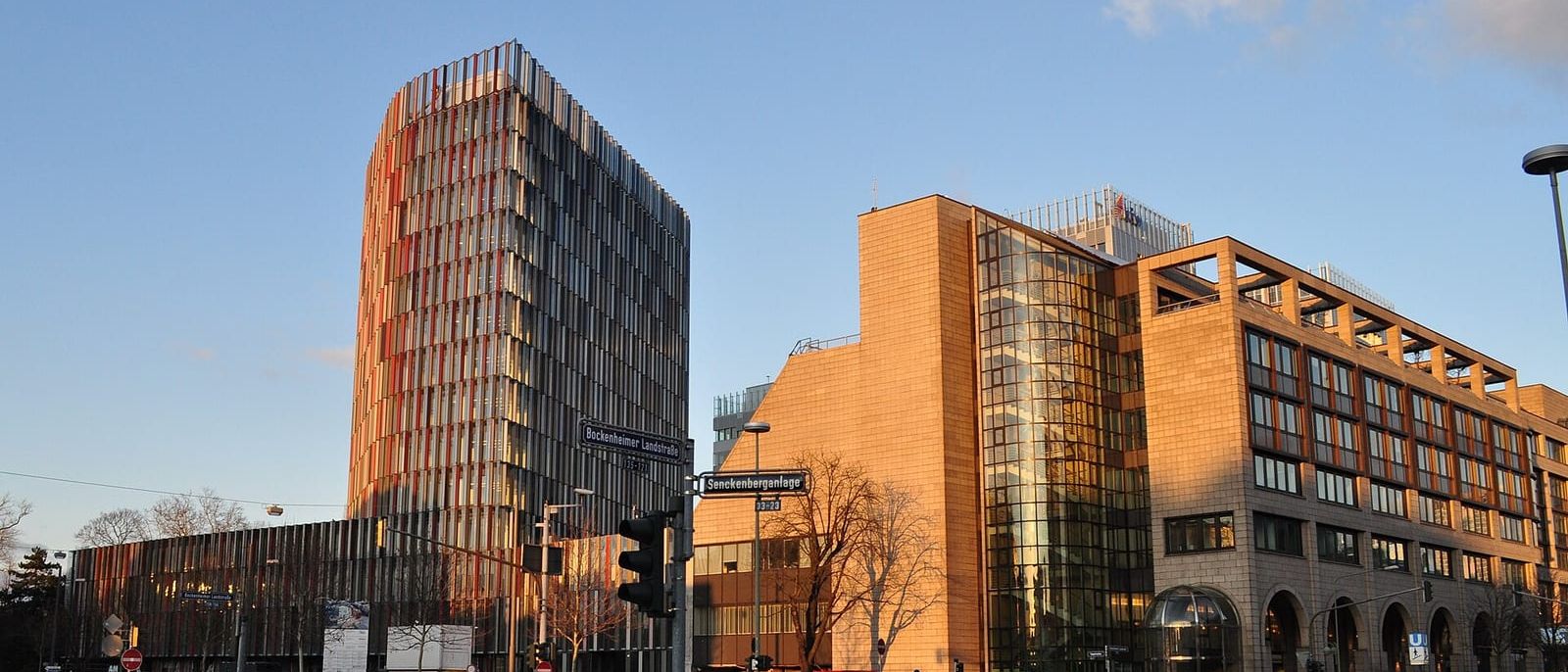 Bürogebäude der KfW-Westarkade mit farbiger Fassade an einer Frankfurter Straßenkreuzung