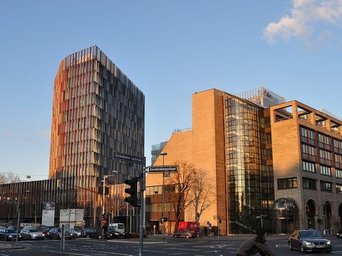 Bürogebäude der KfW-Westarkade mit farbiger Fassade an einer Frankfurter Straßenkreuzung